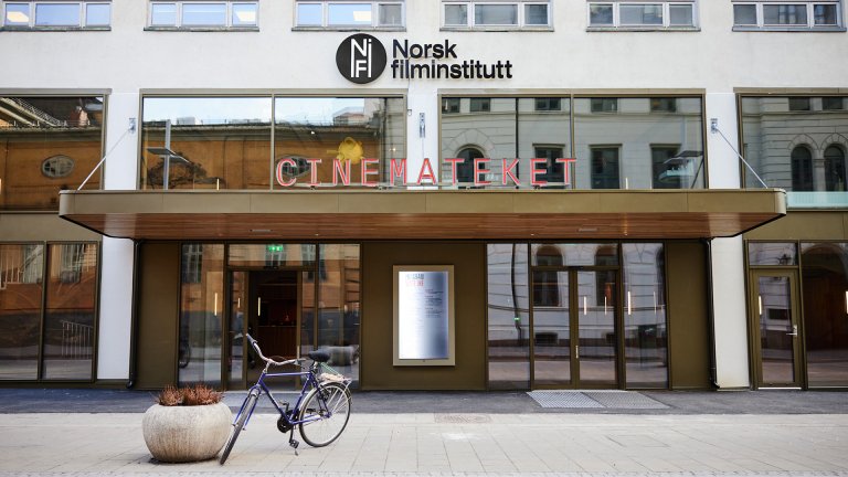 Foto. Fasaden og inngangspartiet til Norsk filminstitutt og Cinemateket