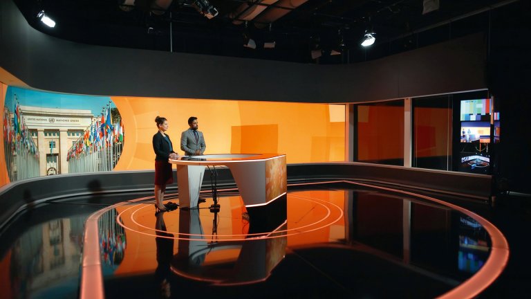 Foto. En mann og en kvinne i et TV-studio hvor de er presentatører