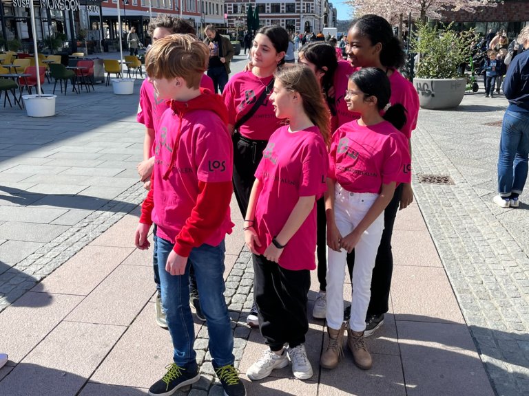 FOto: En gruppe barn med rosa t-skjorter på torget i Kristiansand.