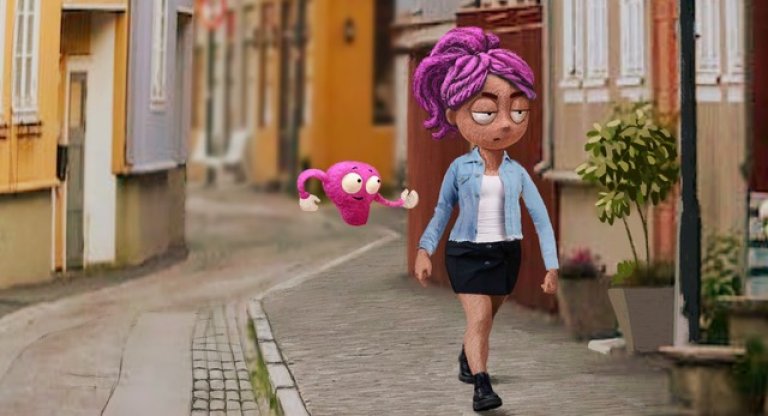 foto. dukkefigur av en ung kvinne går nedover en  gate med et flygende snakkende kroppsorgan ved siden av seg