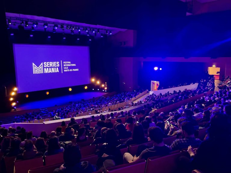 foto. stor fullsatt kinosal foran  lerret med påskriften Series Mania Festival
