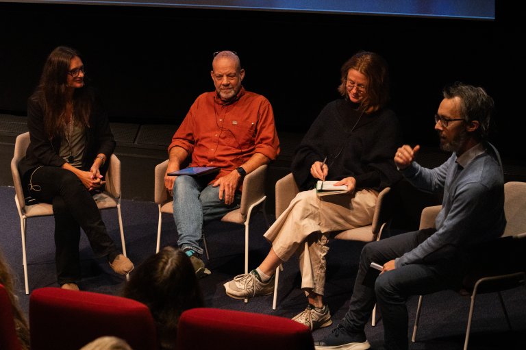foto. panelsamtale med fire personer sittende på scenen, til venstre kvinne, i midten mann og kvinne, til høyre mann som snakker