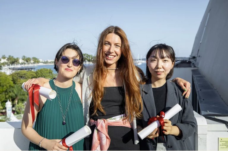 foto. tre kvinner i halvfigur med hvert sitt diplom